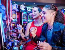 Lottery4 ပလက်ဖောင်း၏ Sportsbook နှင့် Live Casino ကစားနည်းများ မြင်ကွင်း